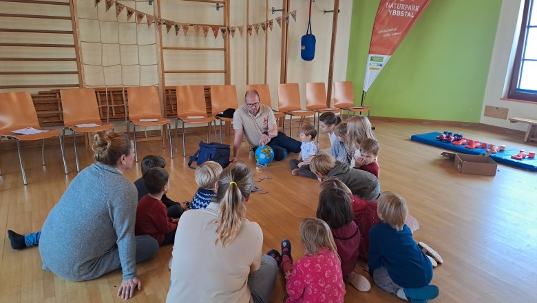 Ronnie Walcher zeigt den Kindern, woher der Signalkrebs kommt , © Naturpark Ybbstal Ronnie Walcher zeigt den Kindern, woher der Signalkrebs kommt , © Naturpark Ybbstal