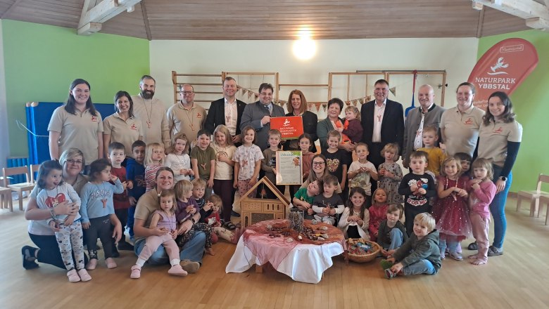 Kinder vom LKG Böhlerwerk und ihre Pädagoginnen und Ehrengäste, © Naturpark Ybbstal Kinder vom LKG Böhlerwerk und ihre Pädagoginnen und Ehrengäste, © Naturpark Ybbstal