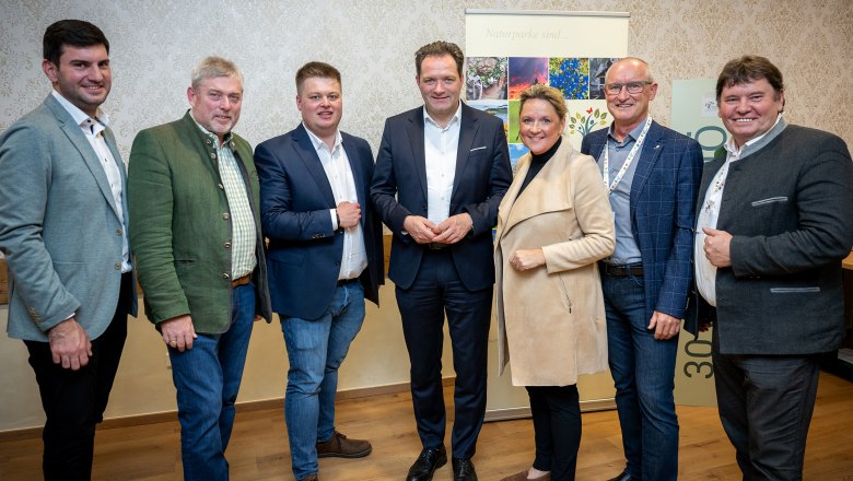 Die Ehrengäste mit den Naturpark-Bürgermeistern, © NLK Pfeiffer Die Ehrengäste mit den Naturpark-Bürgermeistern, © NLK Pfeiffer