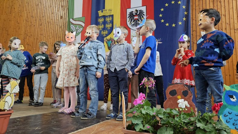 1. Klasse mit dem Lied "Tiere im Wald", © LPV/N. Wetzel 1. Klasse mit dem Lied "Tiere im Wald", © LPV/N. Wetzel