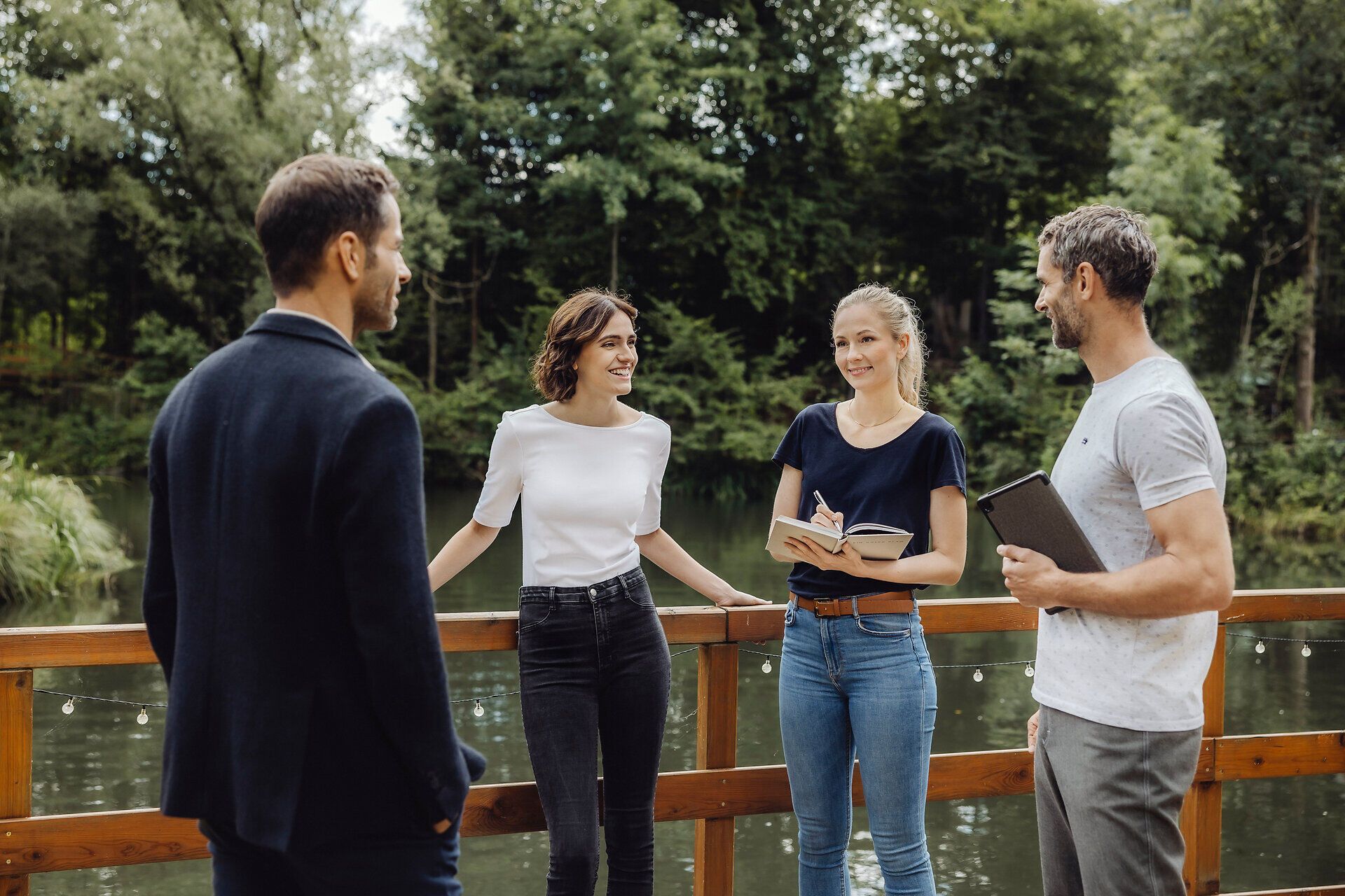 Inmitten der grünen Natur versammeln sich fröhliche Menschen am Ufer eines ruhigen Gewässers. Die entspannte Atmosphäre lädt dazu ein, die Schönheit der Umgebung zu genießen und unvergessliche Momente zu teilen. Hier, wo die Berge auf die sanften Hügel treffen, wird der Sommer zum Erlebnis.