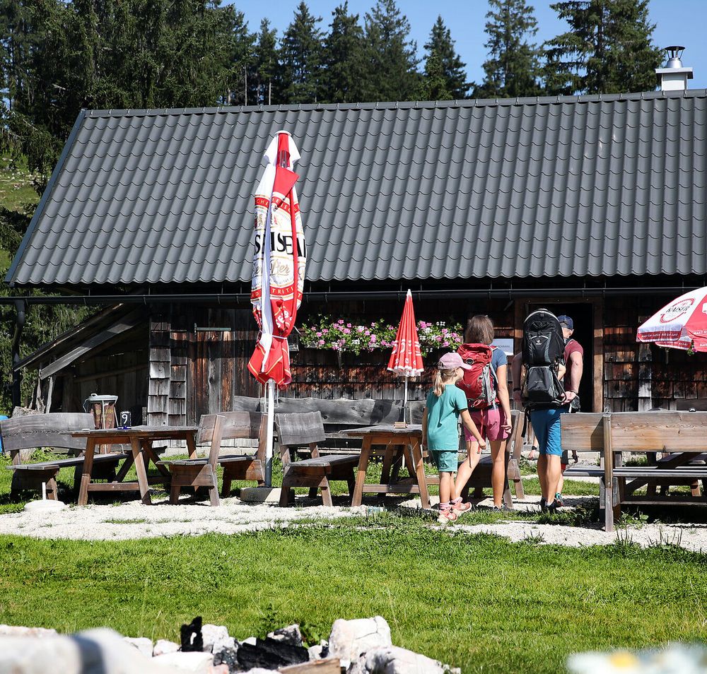 Familie kehrt in Hütte im Naturpark NÖ Eisenwurzen ein.