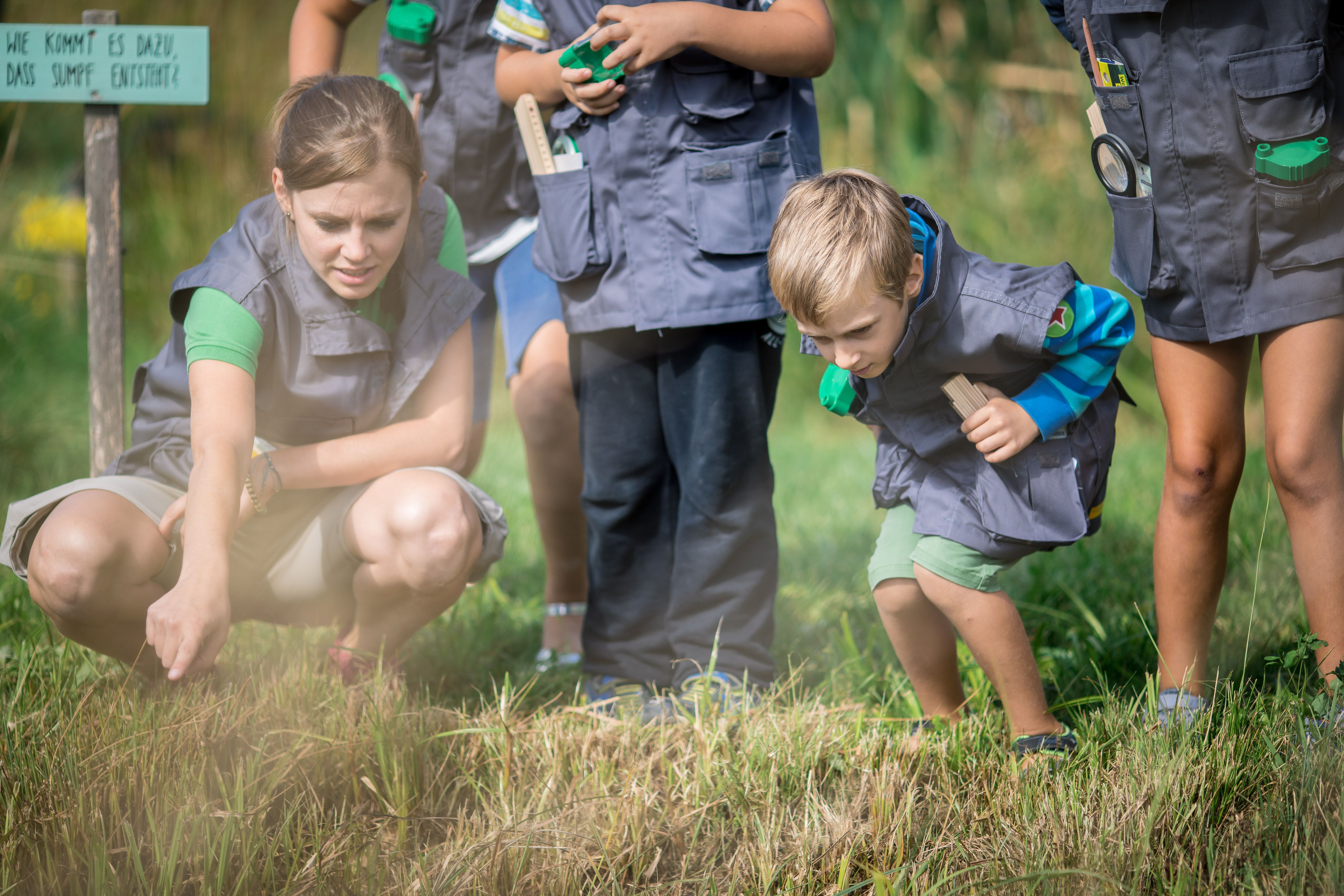 Naturvermittlung mit Kindern im Naturpark Ötscher-Tormäuer, Kinder tragen die Forschungswesten