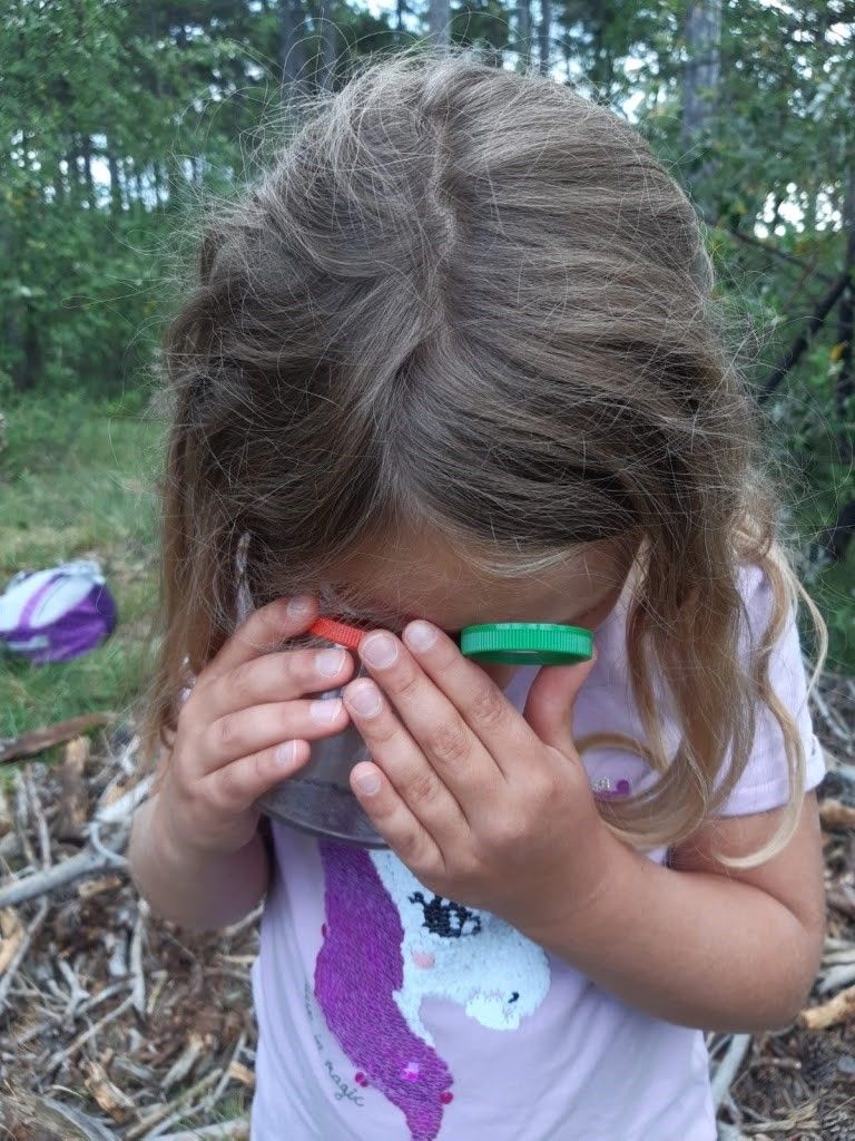 Mädchen mit Becherlupe