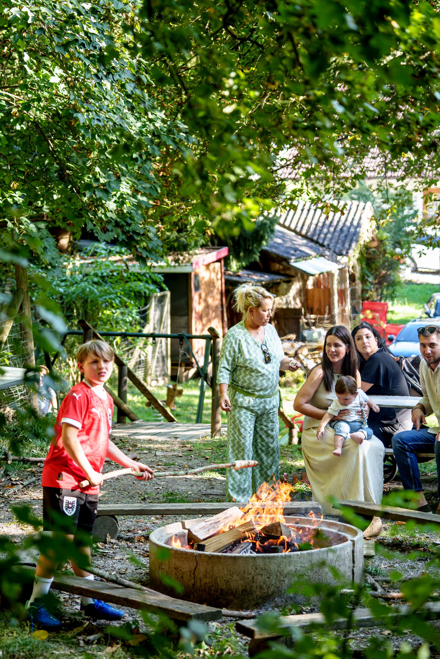 Lagerfeuerstelle, Gruppe an Menschen, Wald