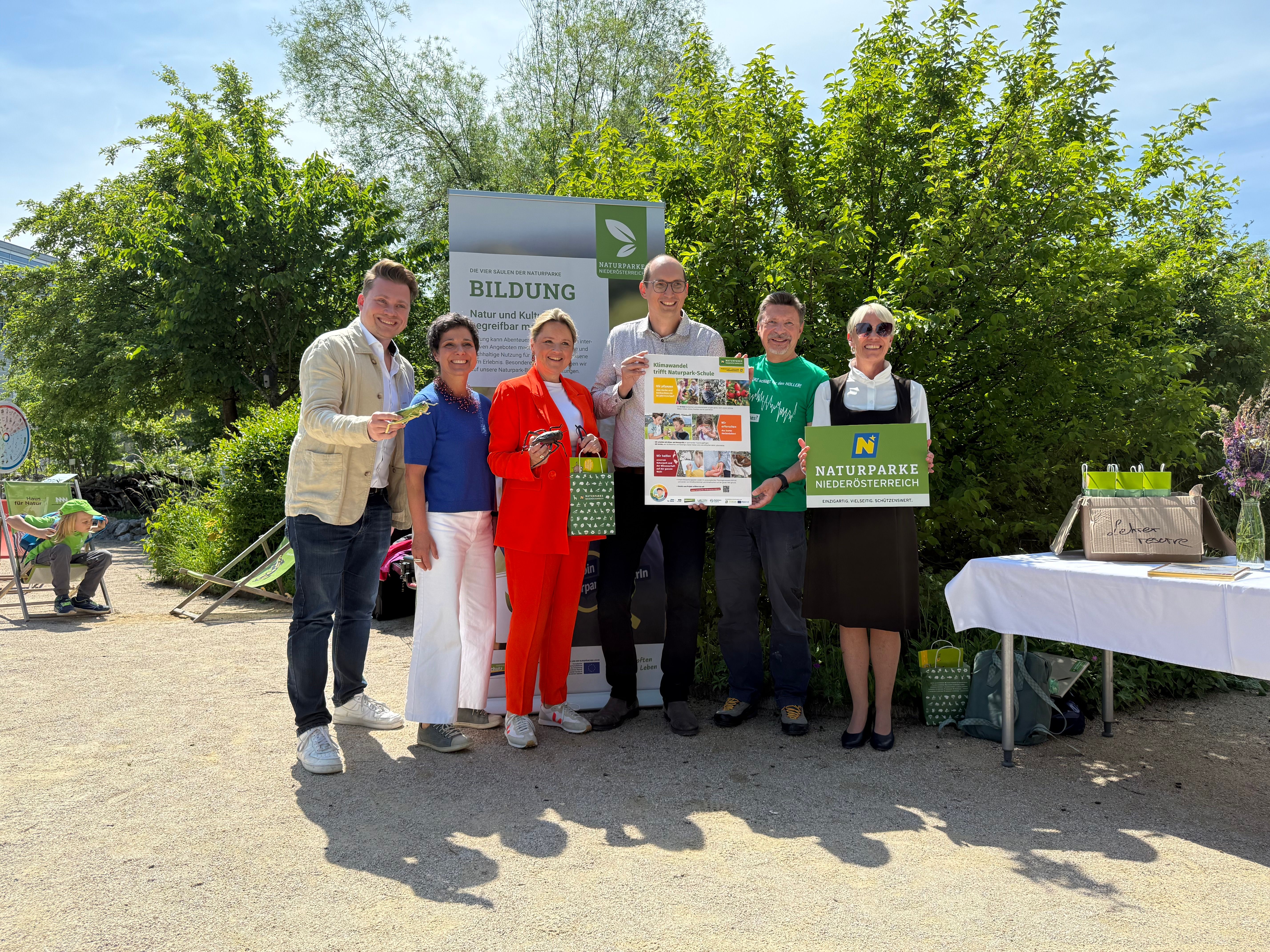 Die Ehrengäste beim Abschlussfest im Museumsgarten