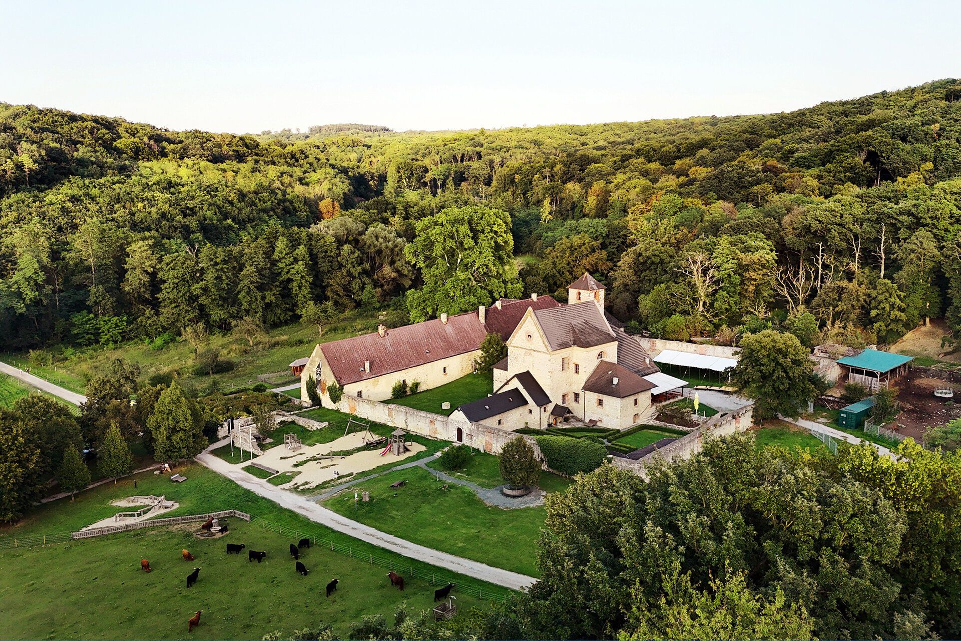 Luftaufnahme vom Kloster St. Anna und der Umgebung. 