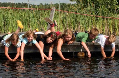 Children at the pond, © W. Dolak