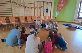 Ronnie Walcher zeigt den Kindern, woher der Signalkrebs kommt , © Naturpark Ybbstal