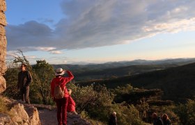 Geschichtliche Spuren entdecken auf der Köhlerhausruine im Naturpark Sparbach, © Naturpark Sparbach Geschichtliche Spuren entdecken auf der Köhlerhausruine im Naturpark Sparbach, © Naturpark Sparbach