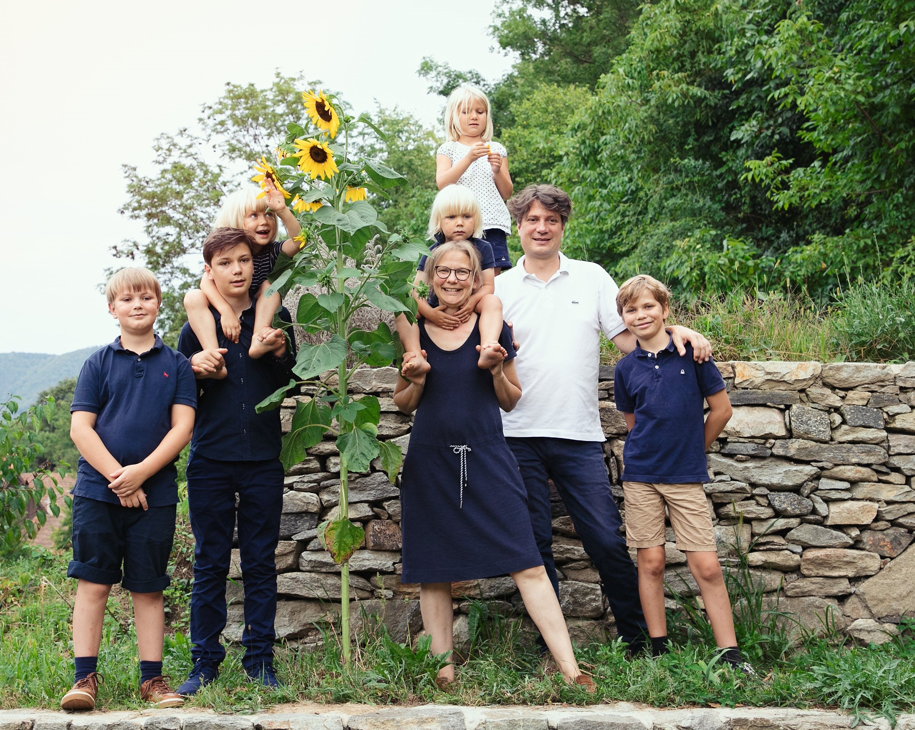 Die Familie Pölzer - Besitzer der Adam Mühle vor einer Steinmauer in der Wachau