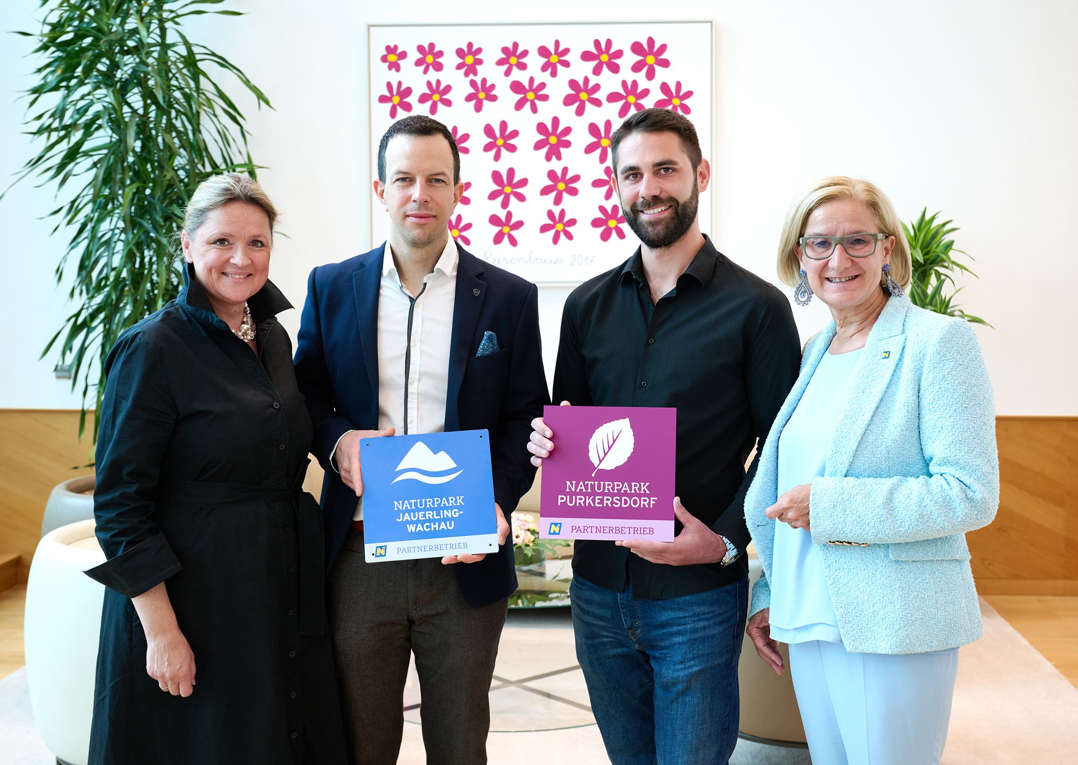 LR Susanne Rosenkranz, Roman Siebenhandl (Gasthof Weißes Rössl, Naturpark Jauerling-Wachau), Clemens Putz (Wienerwaldgasthaus Klugmayer, Naturpark Purkersdorf), LH Johanna Mikl-Leitner mit der Plankette Partnerbetriebe Naturparke Niederösterreich
