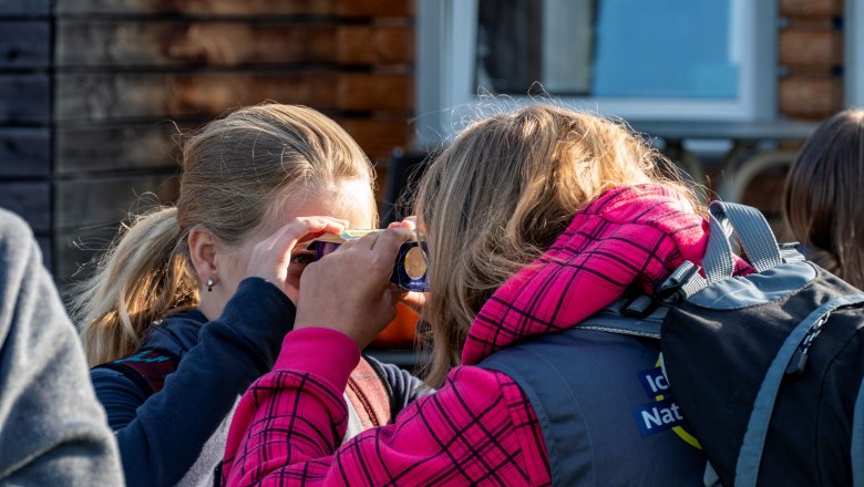 Fernglas aus der Forscherweste, © Naturpark-Schule Heidenreichstein