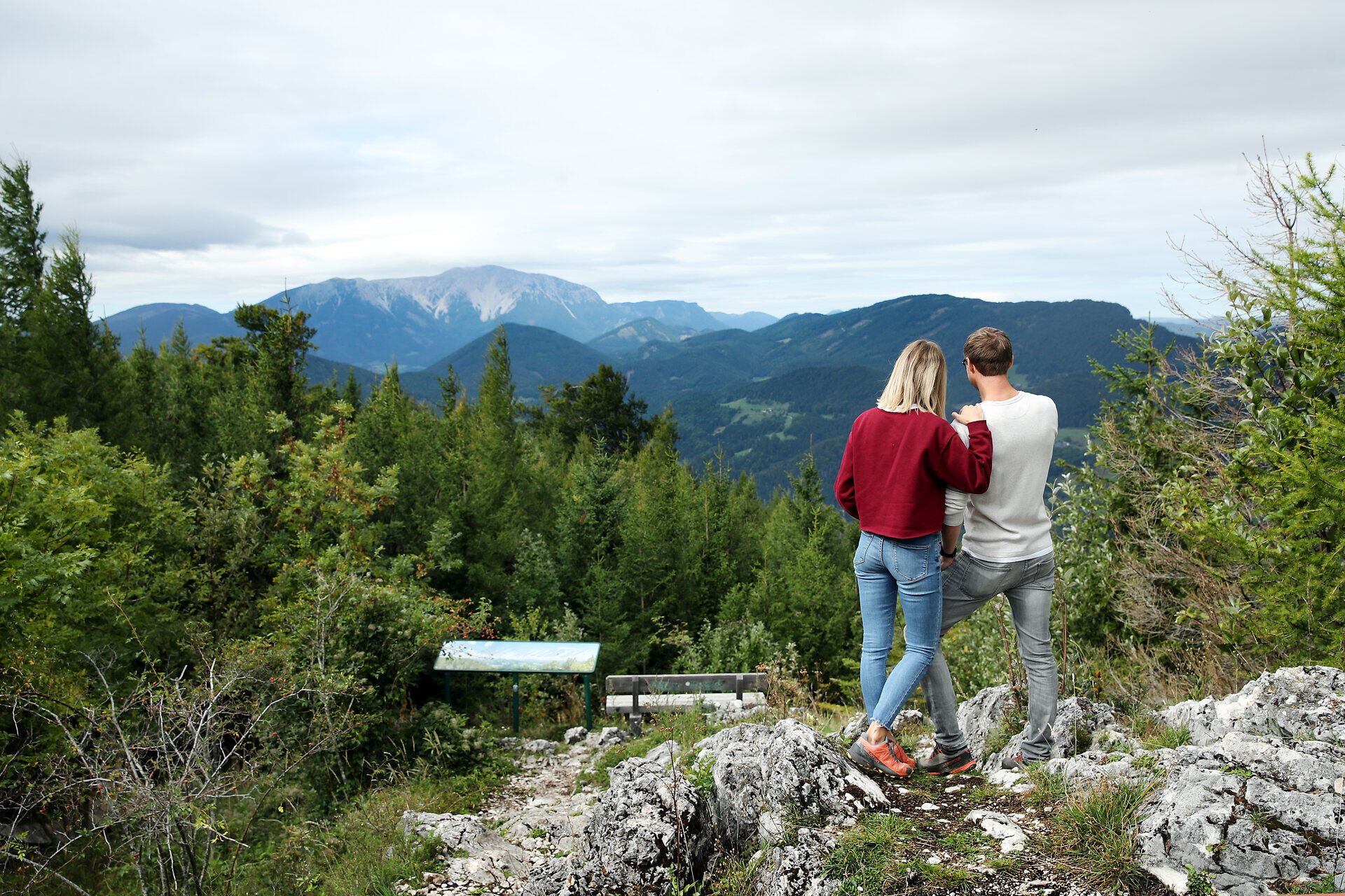Ein Paar genießt den Ausblick vom Naturpark Hohen Wand Richtung Schneeberg 