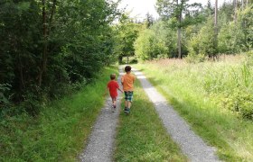 Wanderde Kinder, © Naturpark Geras