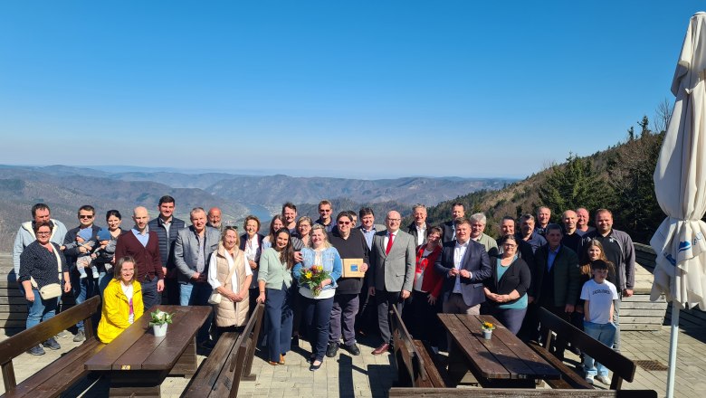Gruppenbild vor der Aussicht auf dem Spitzer Graben, © Naturpark Jauerling-Wachau